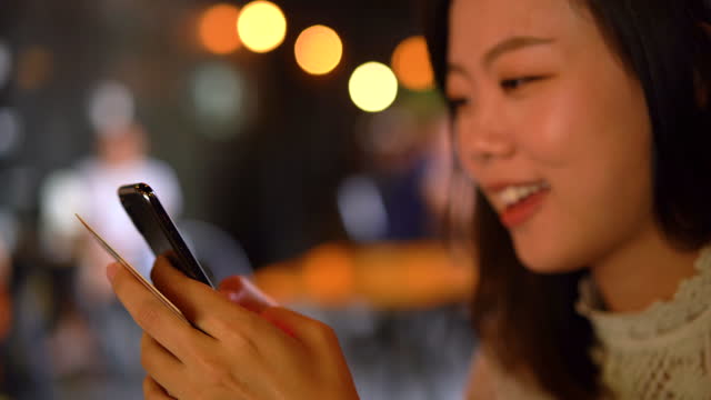 Lächelnde-junge-asiatische-Frau-einkaufen-auf-handy-mit-Kreditkarte-Zahlung