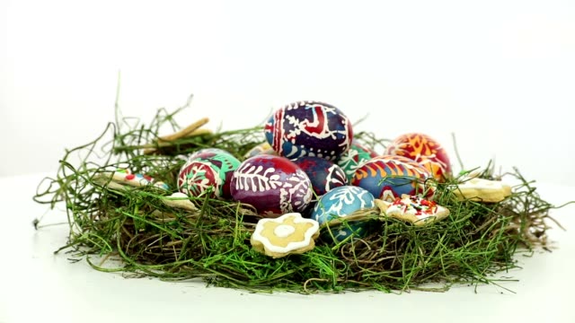 Nest-mit-bemalten-Eier-für-Ostern