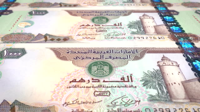 Billetes-de-1-mil-dirhams-árabes-del-Banco-de-los-Emiratos-Árabes-en-pantalla,-monedas-del-mundo,-dinero-en-efectivo,-lazo
