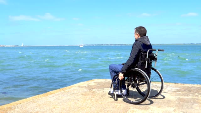 Behinderte-junge-Mann-im-Rollstuhl