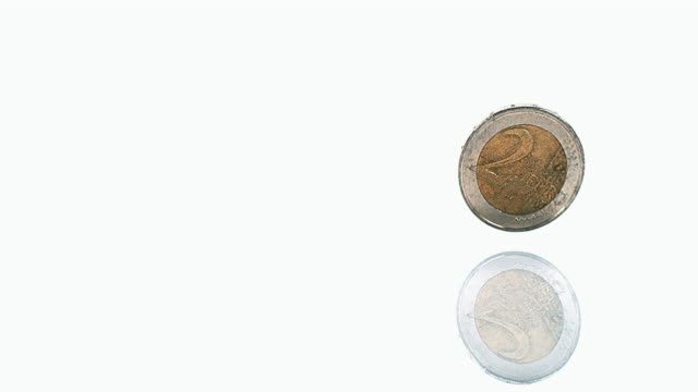 Moneda-de-2-Euros-rodando-contra-el-fondo-blanco,-lenta-4K