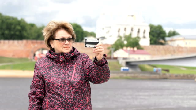 Erwachsenen-im-Alter-von-60-s-nimmt-Fotos-mit-Smartphone