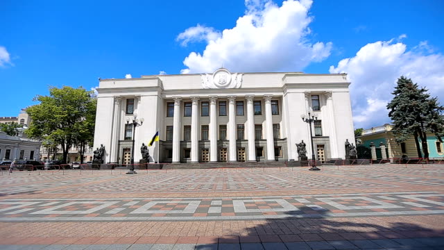 Verkhovna-Rada-de-Ucrania-en-Kiev-vistas