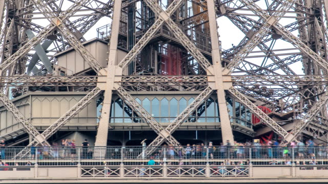 Nahaufnahme-der-erste-Abschnitt-des-Eiffelturm-Zeitraffer-in-Paris,-Frankreich