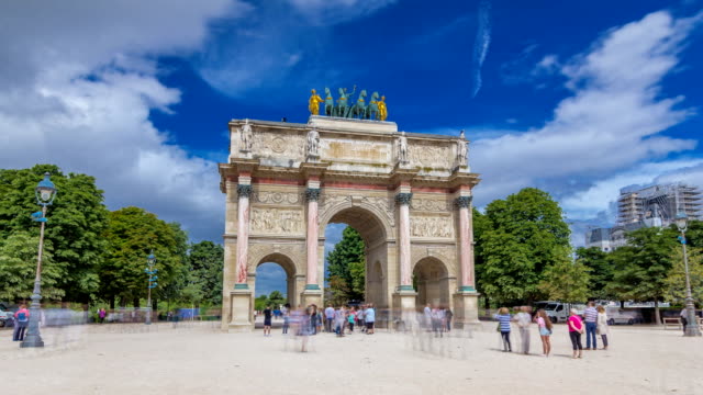 Triumphal-Bogen-Timelapse-Hyperlapse-im-Jardin-des-Tuileries-in-Paris,-Frankreich