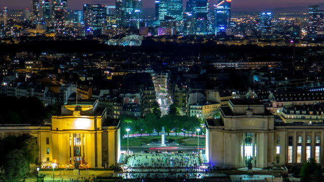 Nacht-Zeitraffer-Luftaufnahme-der-Stadt-Paris-und-Seine-Fluss-erschossen-auf-der-Oberseite-Eiffelturm