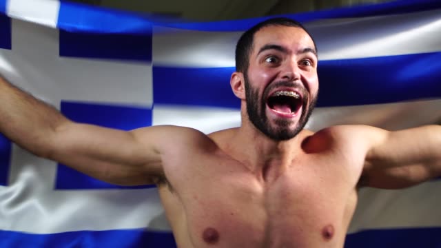 Muskulöser-griechischen-Mann-wehende-Flagge-Griechenland