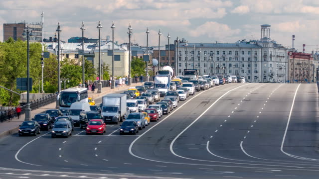 Tráfico-de-coches-en-puente-de-piedra-de-gran-timelapse.-Bolshoy-kamenniy-puente