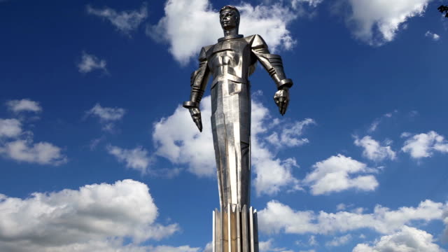 Denkmal-für-Yuri-Gagarin-(42,5-Meter-hohen-Sockel-und-Statue),-der-erste-Mensch-im-Weltraum-zu-reisen.-Es-befindet-sich-am-Leninsky-Prospekt-in-Moskau,-Russland.