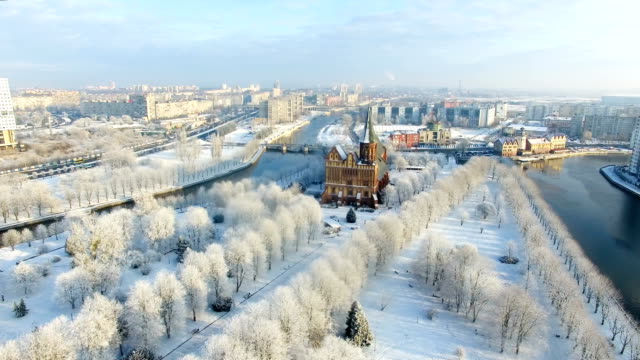 Antenne:-Die-Kathedrale-in-der-schneebedeckten-Stadt-Kaliningrad,-Russland