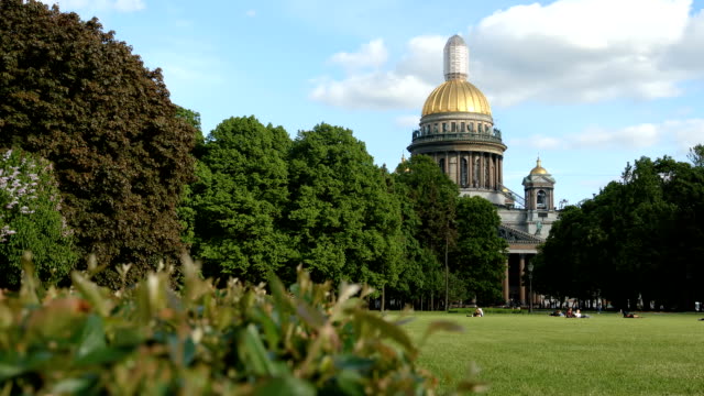 Parque-cerca-de-la-Isaac-Cathedral-en-el-verano---St.-Petersburg,-Rusia