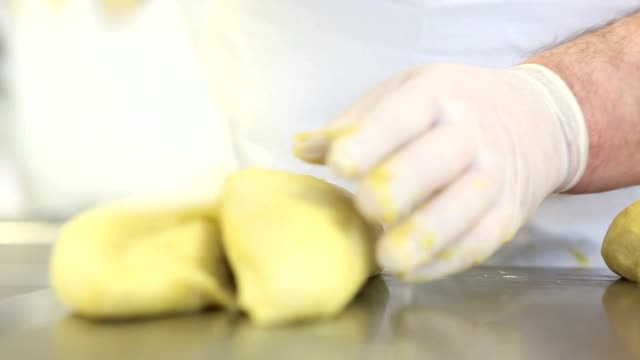 Konditor-Hände-Ostern-Kuchen-Tauben-den-Teig-vorbereiten