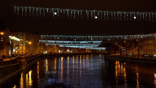 Sehen-Sie-auf-der-Fontanka-in-der-Nacht-von-Anichkov-Brücke.