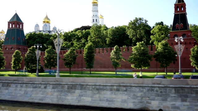 Moskau,-Kreml-Festung-mit-Palast-und-Kathedralen,-Blick-vom-Fluss-Moskwa.