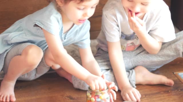niños-comiendo-dulces-forman-jar