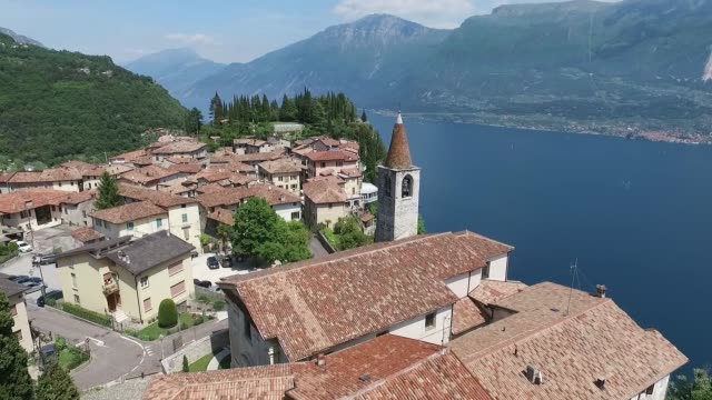 Italien.-Kirche-auf-dem-Berg-und-der-Altstadt-entfernt.-Panorama-des-wunderschönen-Gardasees-umgeben-von-Bergen.-Videodreh-mit-Drohne