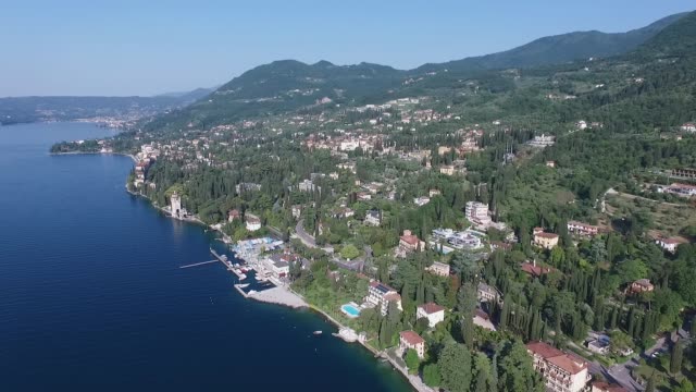 Panorama-of-the-gorgeous-Lake-Garda-surrounded-by-mountains,-Italy.-video-shooting-with-drone