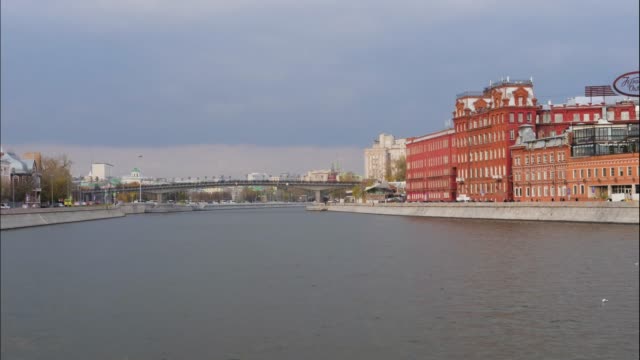 Zeitraffer-schwimmend-auf-dem-Moskau-Fluss-in-der-Nähe-des-Kreml-und-die-steinerne-Brücke