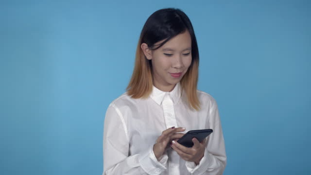 schöne-koreanische-weibliche-Scrollen-mobile
