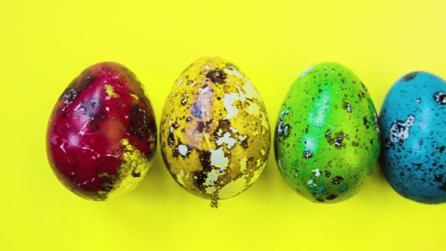 Huevos-de-Pascua-en-una-fila-sobre-un-fondo-amarillo.