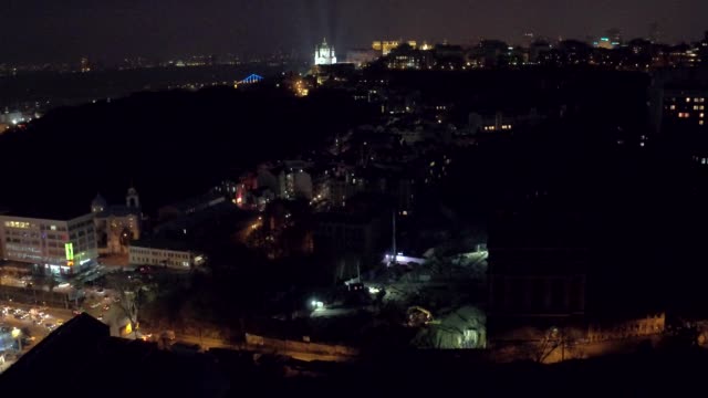 Aérea-de-disparos-la-noche-de-la-ciudad-Kiev-y-St-Andrew's-iglesia,-Europa,-Ucrania