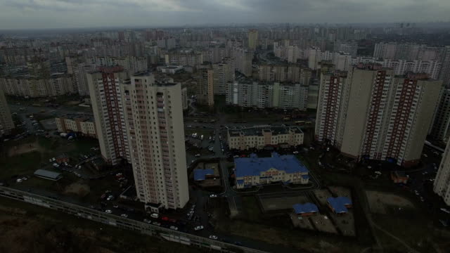 Imágenes-de-Aerial-drone-de-gris-área-urbana-distópica-con-casas-idénticas
