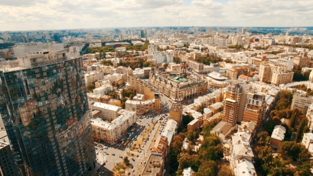 Luftaufnahmen-von-modernen-Business-Center-mitten-in-der-Altstadt