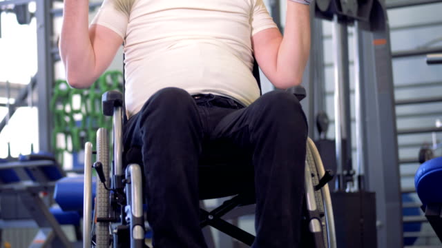 Behinderte-Mensch-Züge-für-Muskeln-erholt-sich-in-einem-Fitnessstudio.