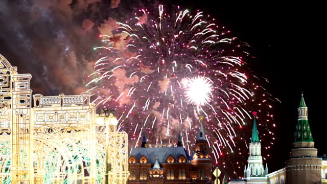 Feuerwerk-über-der-Moskauer-Kreml-bei-Nacht,-Russland-(mit-Zoom)