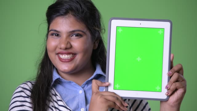 Joven-empresaria-India-hermosa-sobrepeso-sobre-fondo-verde