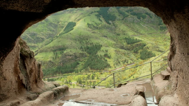 Visión-estrechoPara-del-agujero-de-la-cueva-cueva-de-Vardzia-monasterio.-Complejo-excavado-en-roca.-Cueva-de-pueblo-en-las-montañas