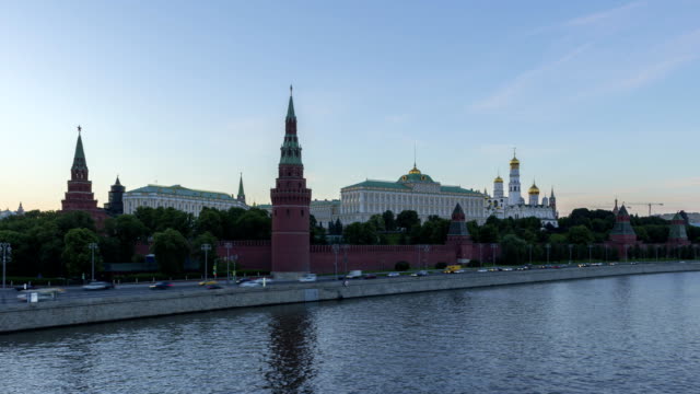 Kremlin-de-Moscú-y-Moscú-River-en-el-atardecer-de-verano