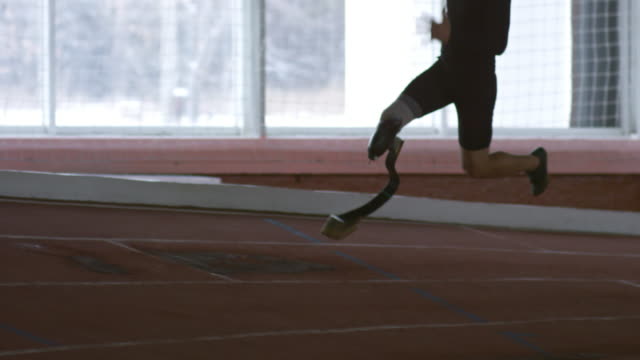 Atleta-con-prótesis-pierna-corriendo-en-pista