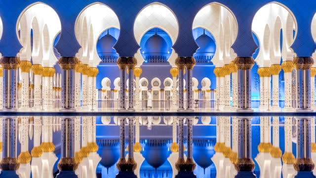Mezquita-Sheikh-Zayed,-iluminada-por-la-noche-timelapse,-Abu-Dhabi,-Emiratos-Árabes-Unidos