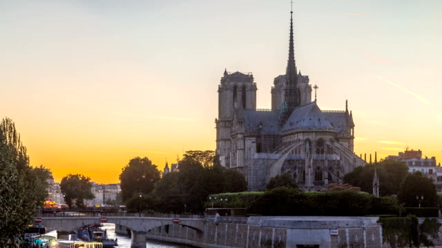 Rückansicht-des-Notre-Dame-De-Paris-Kathedrale-Tag-zu-Nacht-Zeitraffer-nach-Sonnenuntergang