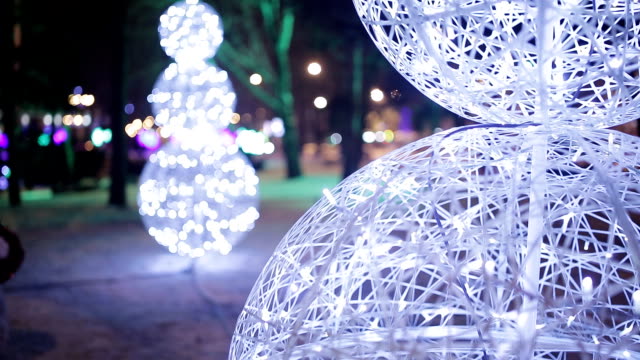 Navidad,-tiempo-de-año-nuevo-en-calles-de-la-ciudad,-decorado-e-iluminado.