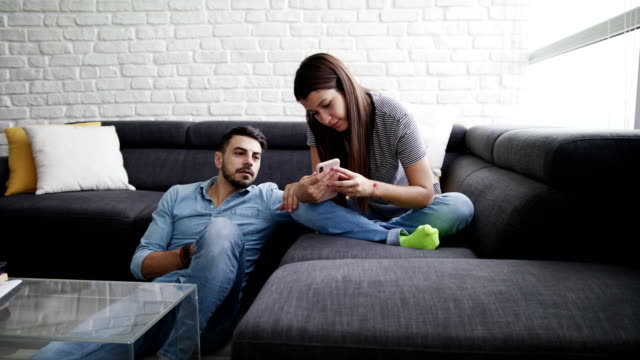 Couple-Addicted-to-Social-Networks-Using-Phones
