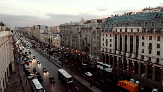 Gente-y-coches-que-se-mueven-a-lo-largo-de-la-perspectiva-de-San-Petersburgo-por-la-noche