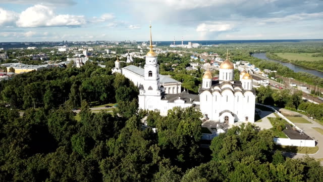 Luftaufnahme-von-Vladimir-mit-Himmelfahrts-Kathedrale