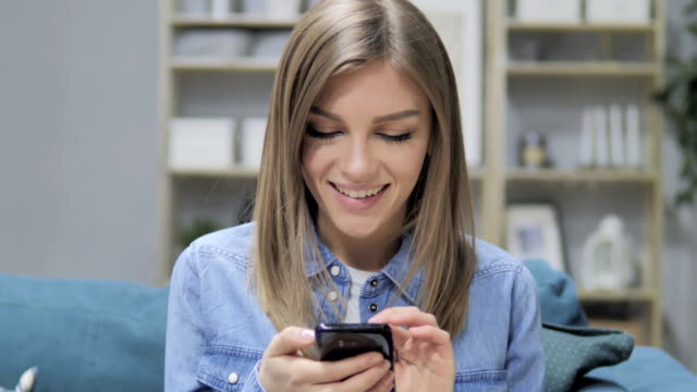 Junges-Mädchen-beschäftigt-mit-Smartphone-Anwendungen