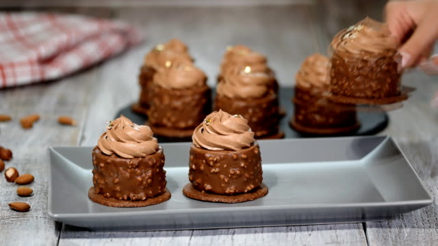 Pastel-de-caramelo-y-nueces-dentro-de-francés.-Postre-de-lujo-cubierta-con-glaseado-de-chocolate.