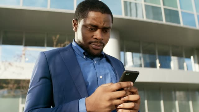Afrikanischen-Geschäftsmann-im-Chat-auf-Handy