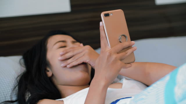 Frau-mit-Smartphone-im-Bett