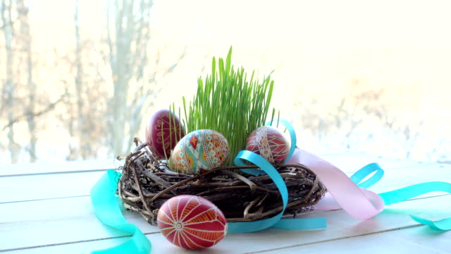 hausgemachte-Nest-mit-der-Gruppe-von-Easter-eggs