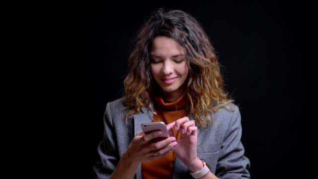 Nahaufnahme-der-jungen-kaukasischen-Frau,-die-auf-ihrem-Telefon-stöbert-und-auf-Social-Media-Posts-reagiert