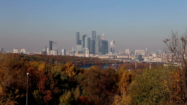 Blick-auf-die-Stadt-und-den-Komplex-der-Wolkenkratzer-Moskauer-Stadt-von-Sparrow-Hills-oder-Vorobyovy-Gory-Beobachtung-(Betrachtung)-Platform-ist-auf-einem-steilen-Ufer-85-m-über-dem-Fluss-Moskva,-oder-200-m-über-dem-Meeresspiegel.-Moskau,-Russland