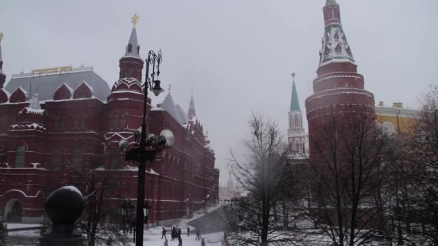 Camine-sobre-la-nieve-cubierta-de-Moscú