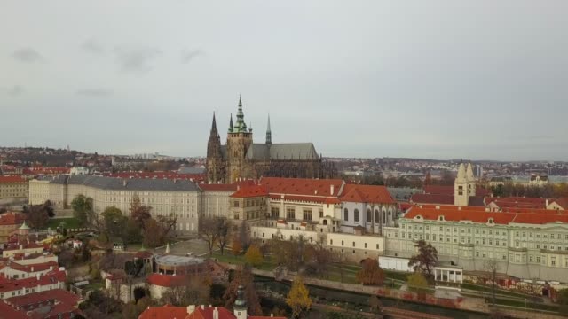 Vista-panorámica-aérea-desde-el-aire-hasta-la-Catedral-de-St.-Vitus-en-Praga