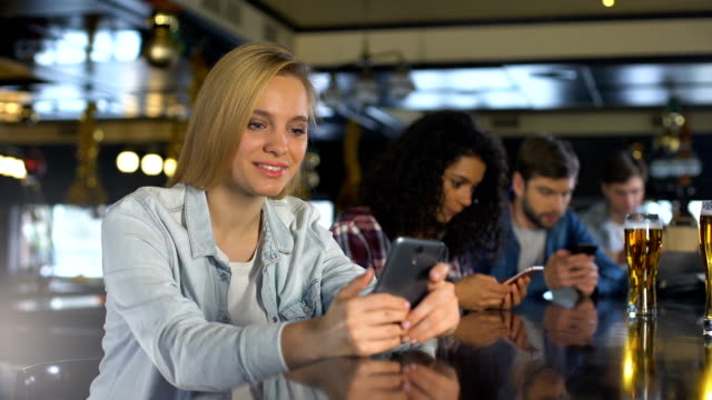 Millennials-mit-Mobiltelefonen-in-Bar,-süchtig-nach-sozialen-Netzwerken,-kostenloses-Wi-Fi
