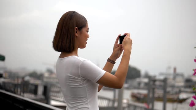 Junge-asiatische-Frau-mit-Smartphone-fotografiert-Schöne-asiatische-Mädchen-Touristen-reisen-nach-Thailand.